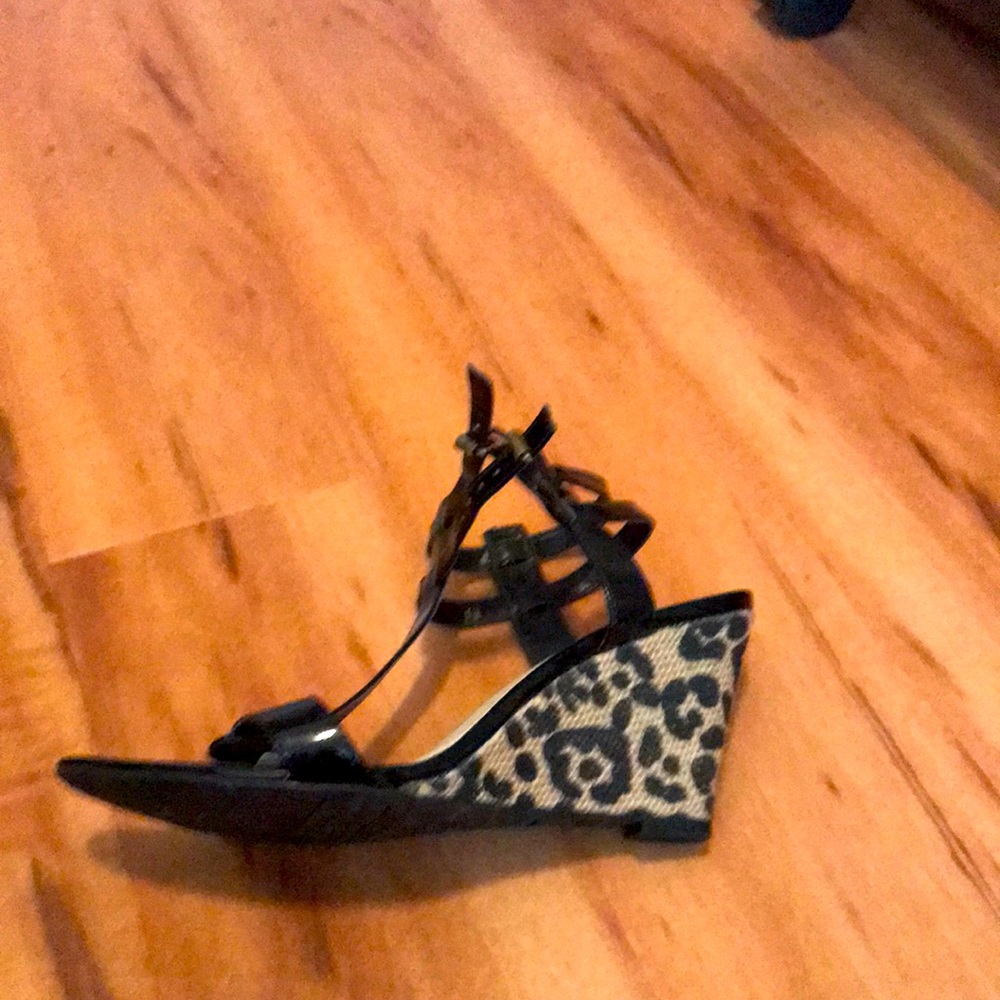 Size 9. Leopard wedges